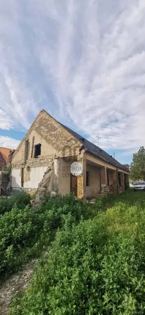 87m2-es családi ház eladó Szőnyben 2000m2 telekkel felújításra vagy bontásra