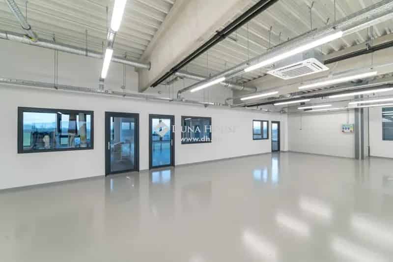 1050m² Üzemi Csarnok Pécs Közelében Ipari Lifttel és Modern Felszereléssel