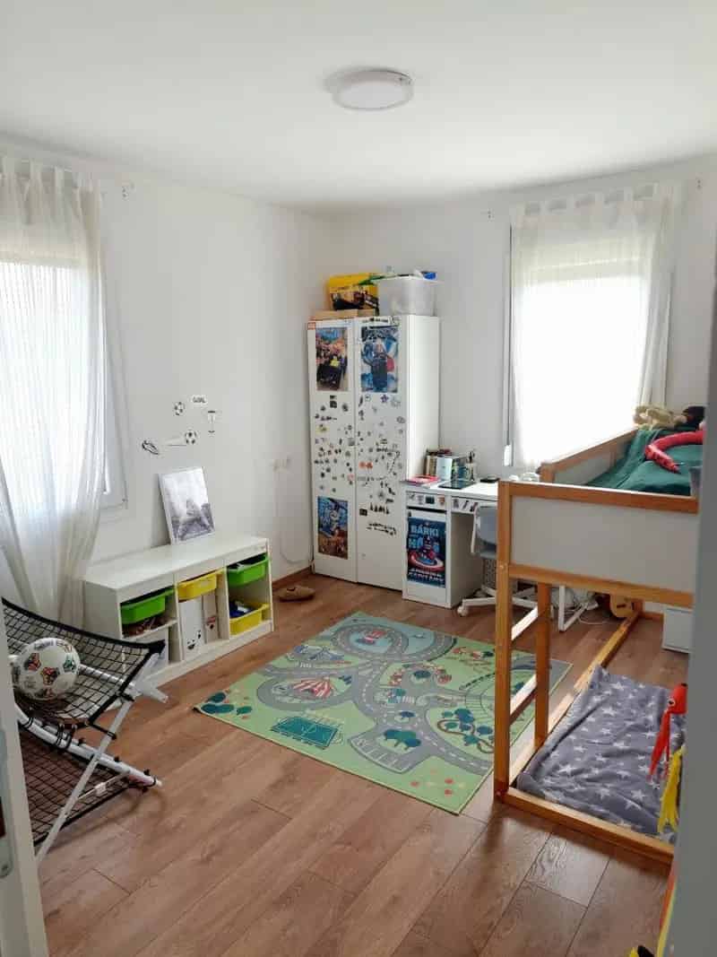 Mórahalmi családi ház eladó - 4 szoba, 2 fürdő, napelem, garázs