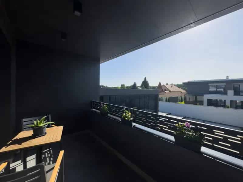 749 m2-es telken elhelyezkedő 340 m2-es minimalista ház eladó Nyíregyházán