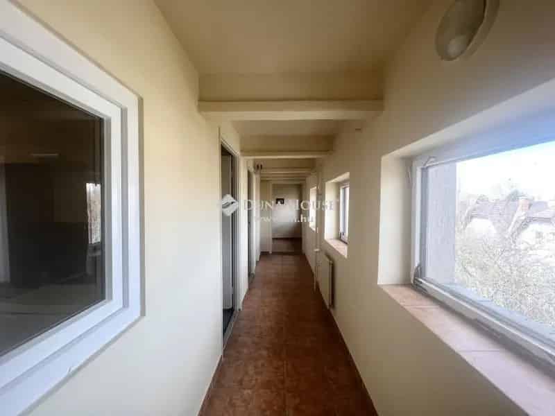 Felujitott Ketszintes Irodaház Elado 848 m2 Telken