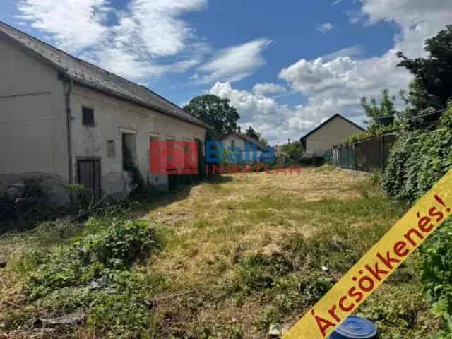 Péceli kúria eladó 2750nm telken 6 szoba 2 generáció