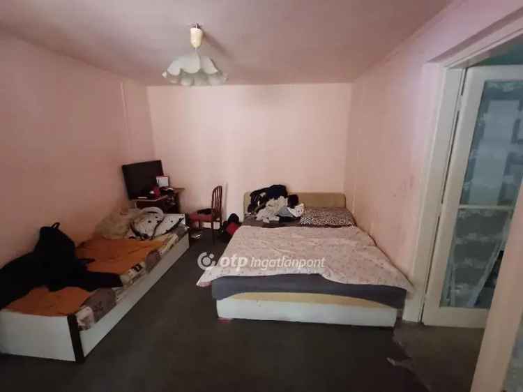 Felujitando 65m2-es Haz Piroskavarosban Jo Ar-Ertek Arany