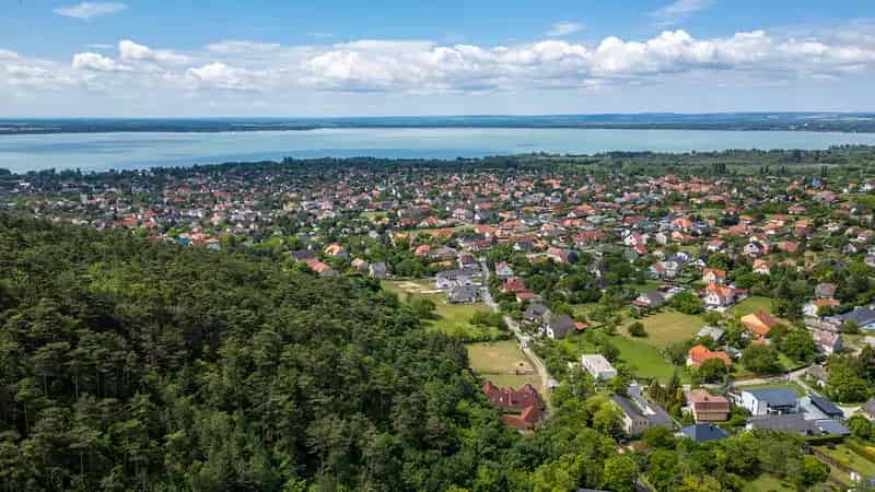 Új építésű családi ház Balaton közelében erdős környezetben
