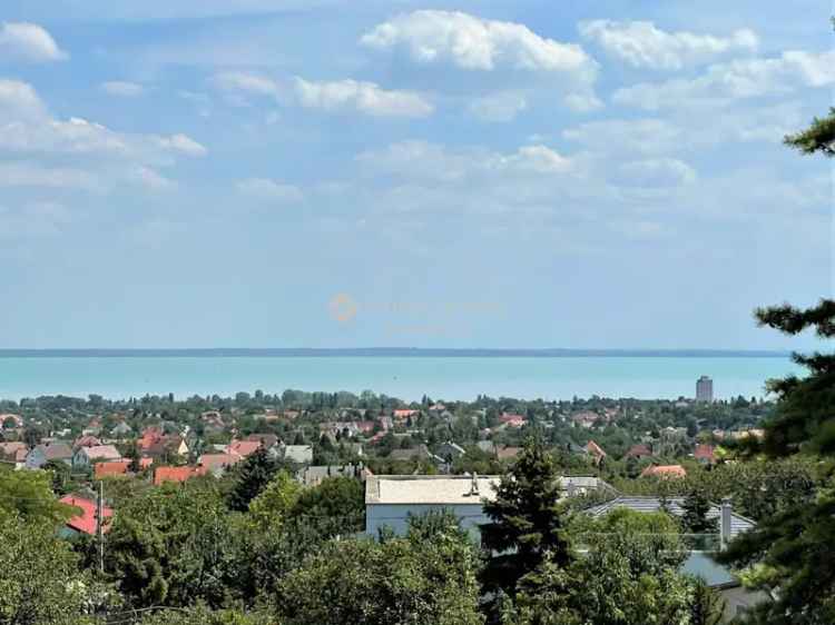 Eladó telek Balatonalmádi panorámával és közművekkel