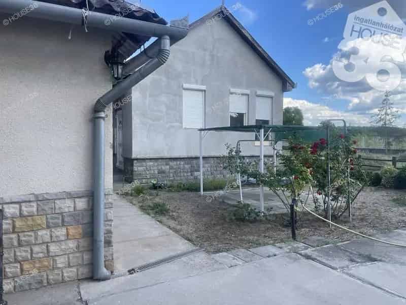 Csemőn eladó 18040m2-es telek 5 épülettel
