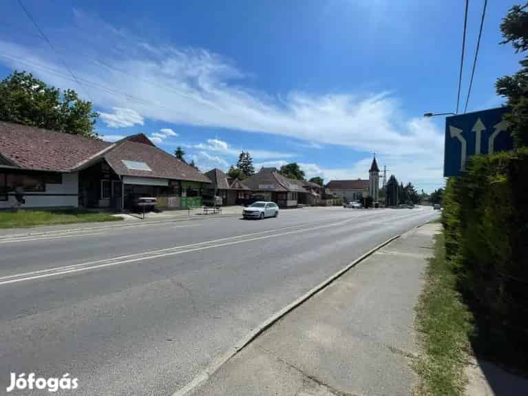 Balatonszarszo 7-es ut melletti uzlethelyiseg elado