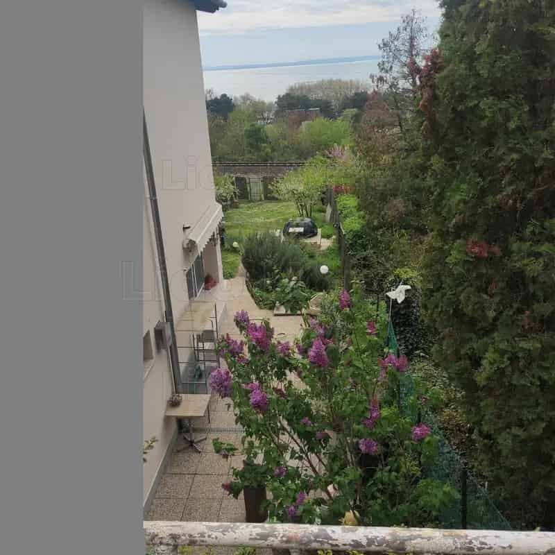 Balatonakarattyán panorámás nyaraló eladó
