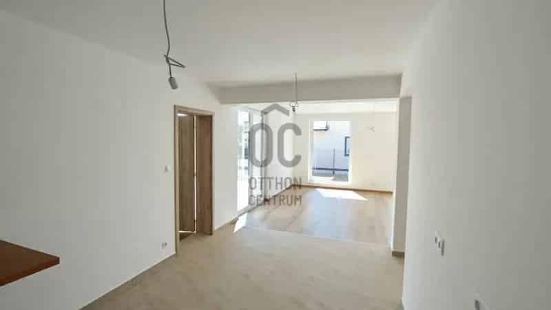Székesfehérvári családi ház eladó - 4 hálószoba, garázs, terasz