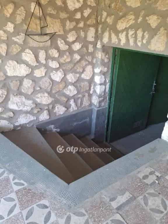 PÁPA TÖRZSÖKHEGY MEDITERRÁN PINCE ELADÓ