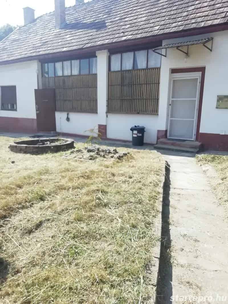 Vidéki ház eladó Gyönkön nagy kaszálóval