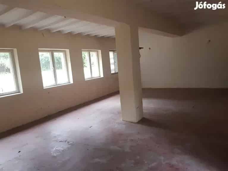 8500 m2 Belterületi Telek Dunaújvárosban Faházakkal