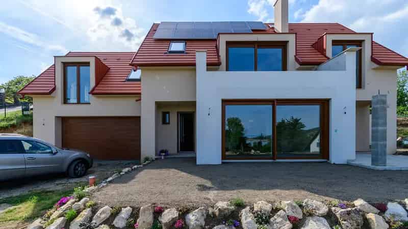 Új építésű Panorámás Balatoni Családi ház Badacsonytomajon