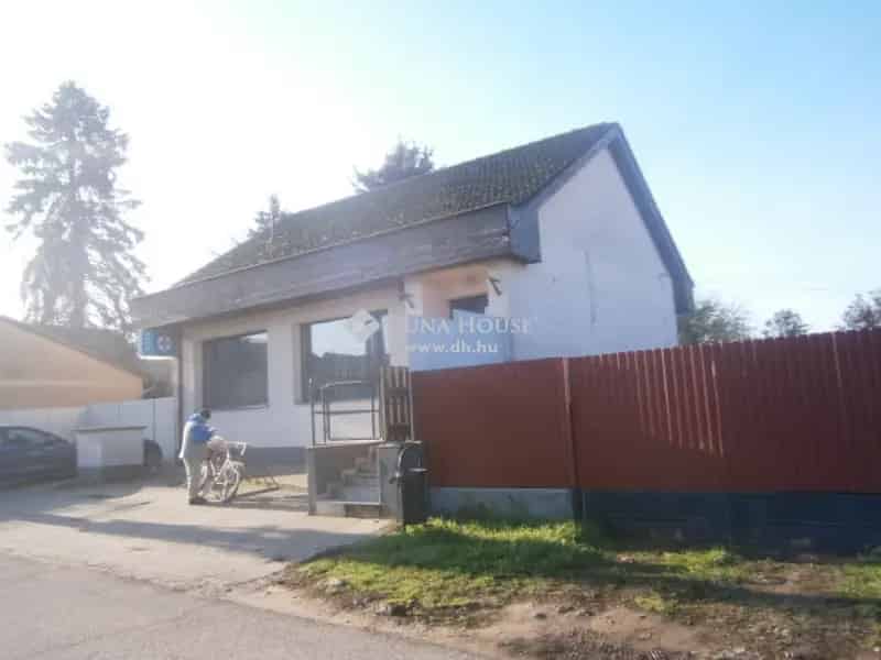 Hajduszovat Kozpontjaban Elado Iroda UZLET 80 m2