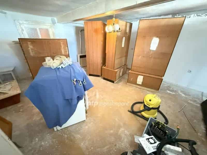 Részben felújított családi ház eladó 418 nm-es telken