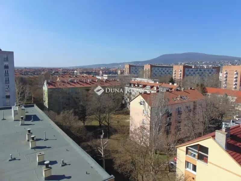 Pécs Uránváros 2 szobás felújított panel lakás eladó