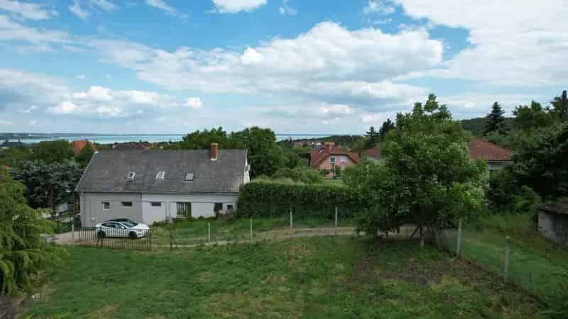 Balatoni panorámás építési telek Almádiban