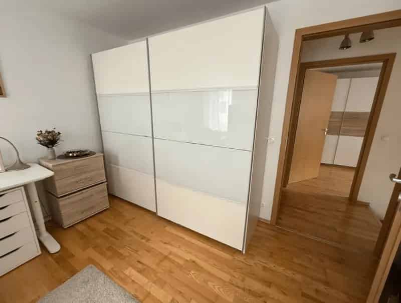 VII kerulet 80 nm nappali + 3 hálószoba erkélyes lakás kiadó