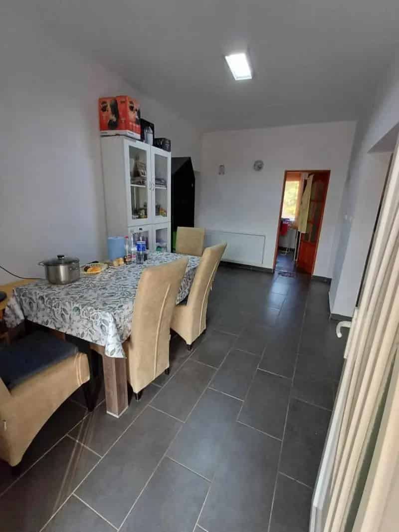 Nagycsaládos ház eladó 6 szobával és saját fürdővel