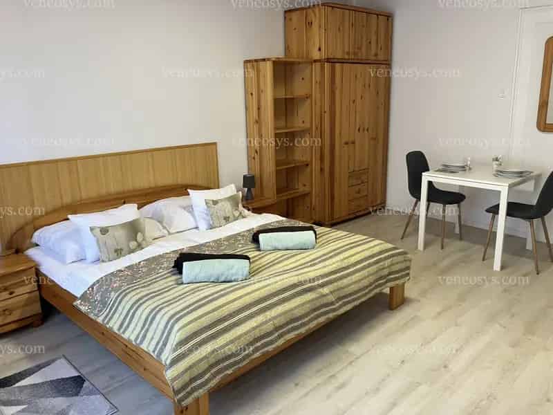Tolnán 30m2-es modern bútorozott apartman kiadó