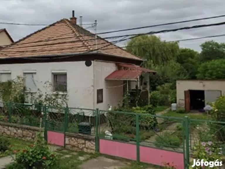 70nm-es 2 szobás családi ház Oroszlányban