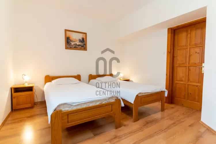 Szekszárdi kereskedelmi ingatlan eladó 20 apartmannal