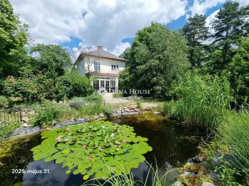 Balatonakarattyáni Felújított Villa Eladó 1813m2-es Kerttel