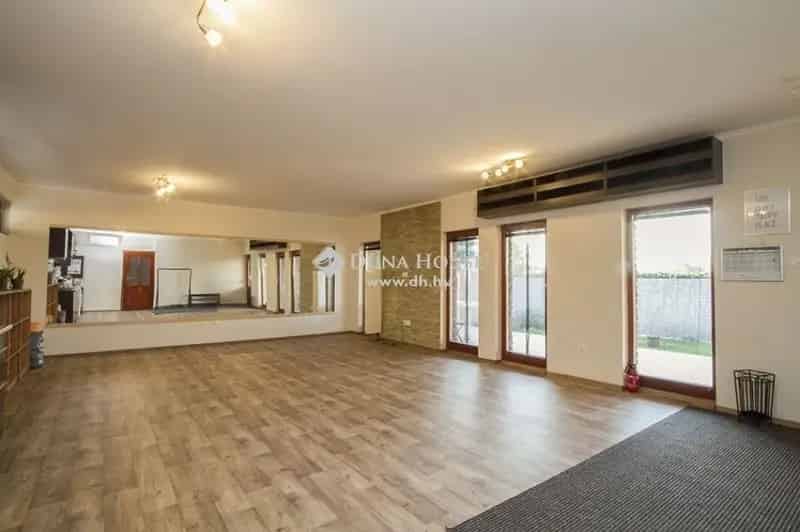 Velencei to élményközpont eladó 3 apartmannal rendezvényteremmel