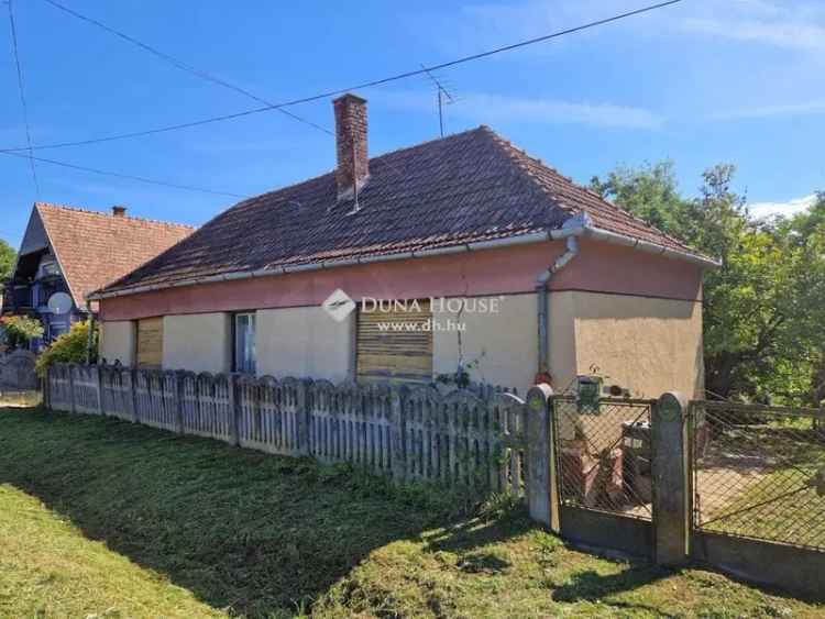 Felujítandó családi ház Esztergályhorvátiban 1111 nm-es telken