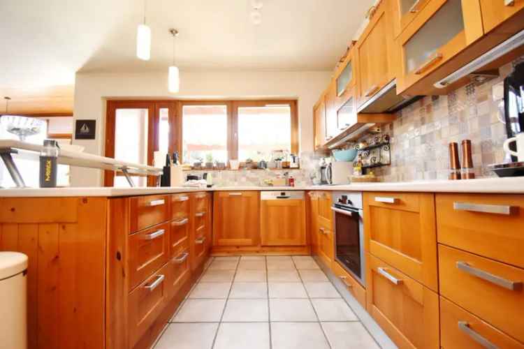 Debreceni családi ház eladó - 200 m² - medence - dupla garázs