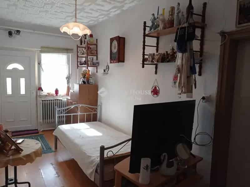Pápa 67 m2-es felújított ikerházfél eladó - saját kerttel