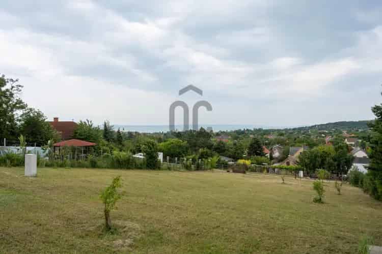 Balatonkenesei eladó telek panorámával - 900 m2