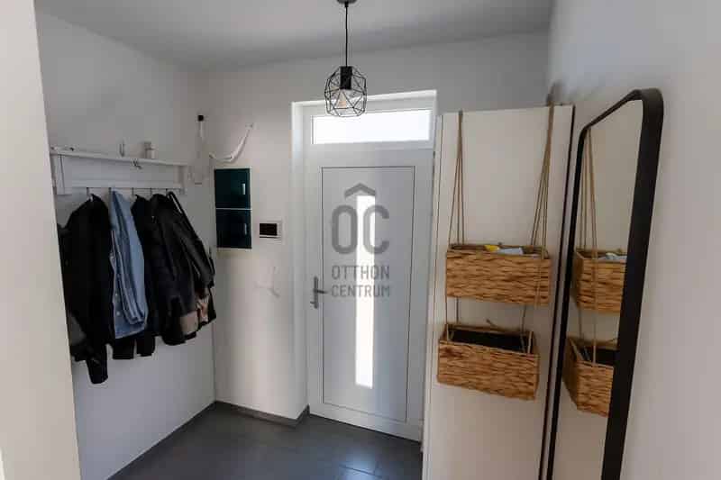 Velencei ikerház eladó - 90m2, 3 szoba, napelem, kert