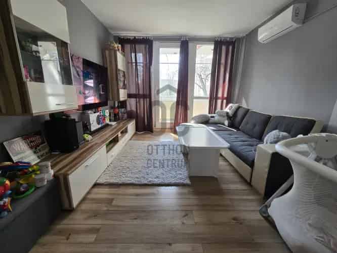Pécsi eladó 3 szobás panel lakás - 71m2 - erkélyes - felújított