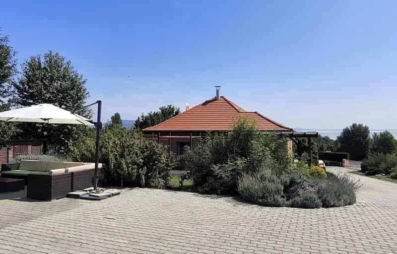 Balatoni panoráma 3 szobás ház jakuzzival és medencével