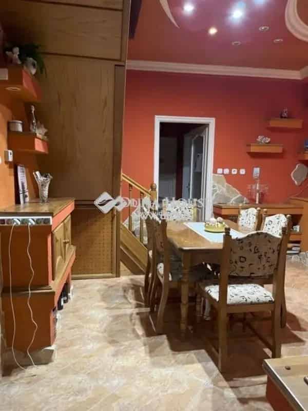 Eladó családi ház Nagykőrösön - 5 szoba, medence, napelem