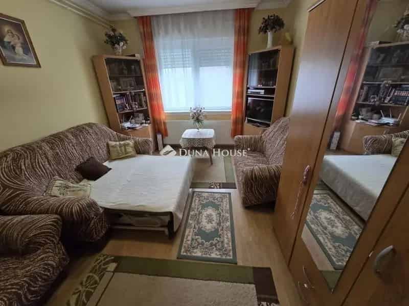 Pécelen 105nm-es felújított családi ház eladó