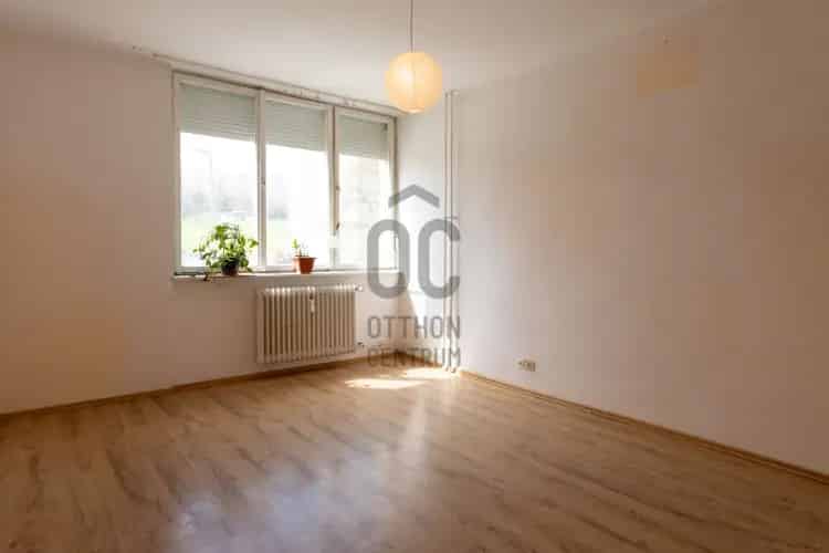 Várpalotai eladó 3 szobás panel lakás - H499911