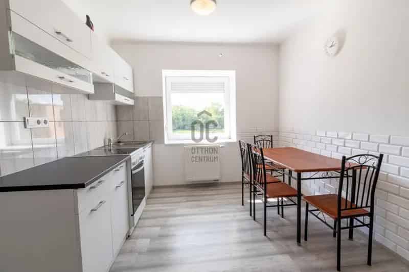 Lovasberényi Inkubátorház eladó 1700 m2-es felújított irodaház