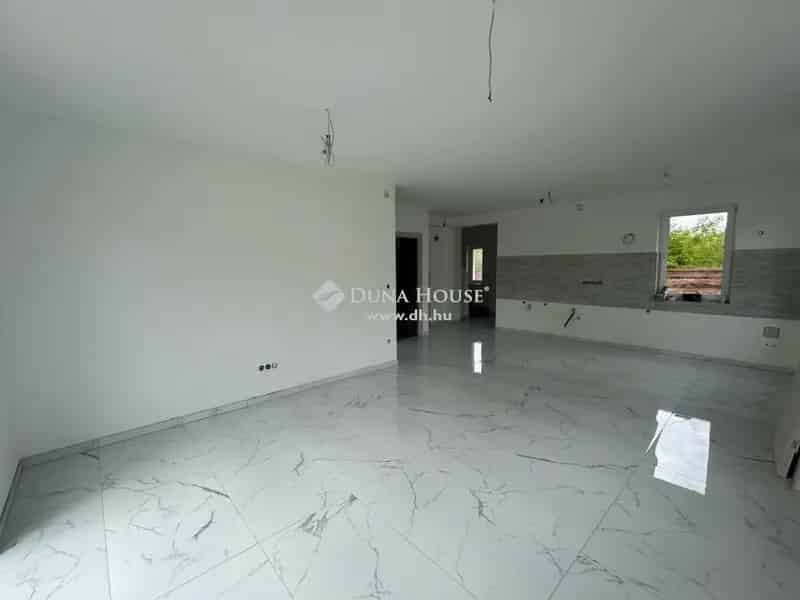 110m2-es 5 szobás ikerházfél Budapest közelében