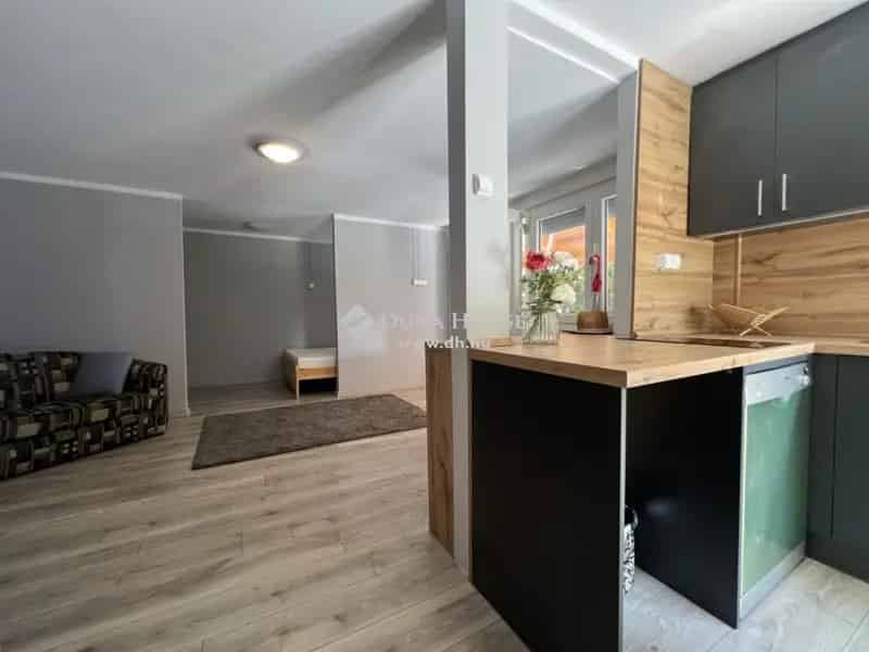 Balatonmáriafürdői felújított nyaraló eladó