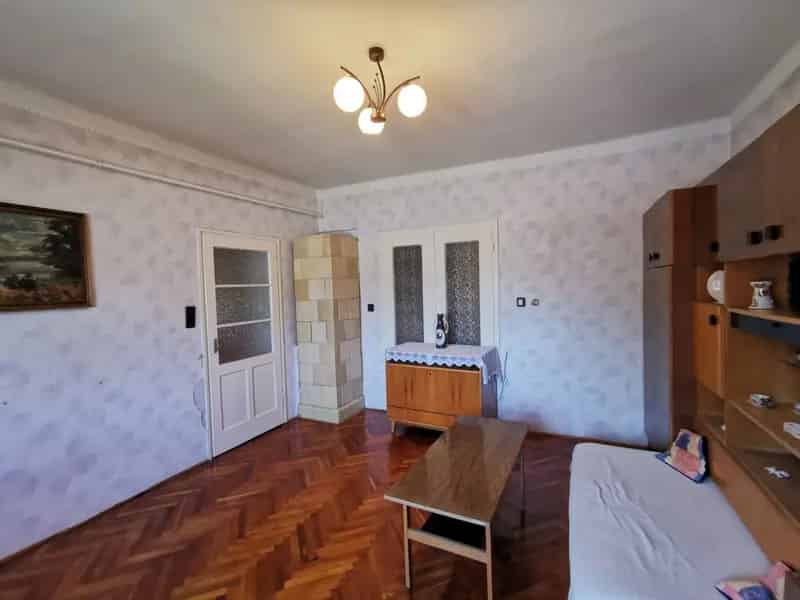 Kalocsai családi házrész eladó - 2 lakás, garázs, udvar
