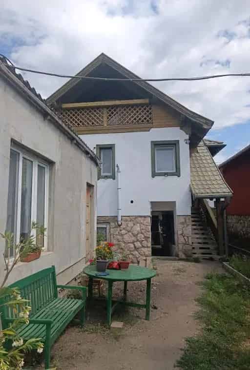 Táti családi ház eladó - 151 nm, 3 szintes, nagy telekkel