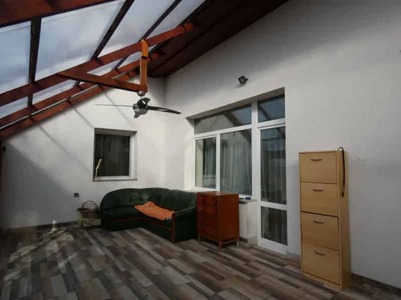 Gödön eladó felújított nappali + 2 hálószobás ház kerttel és garázzsal