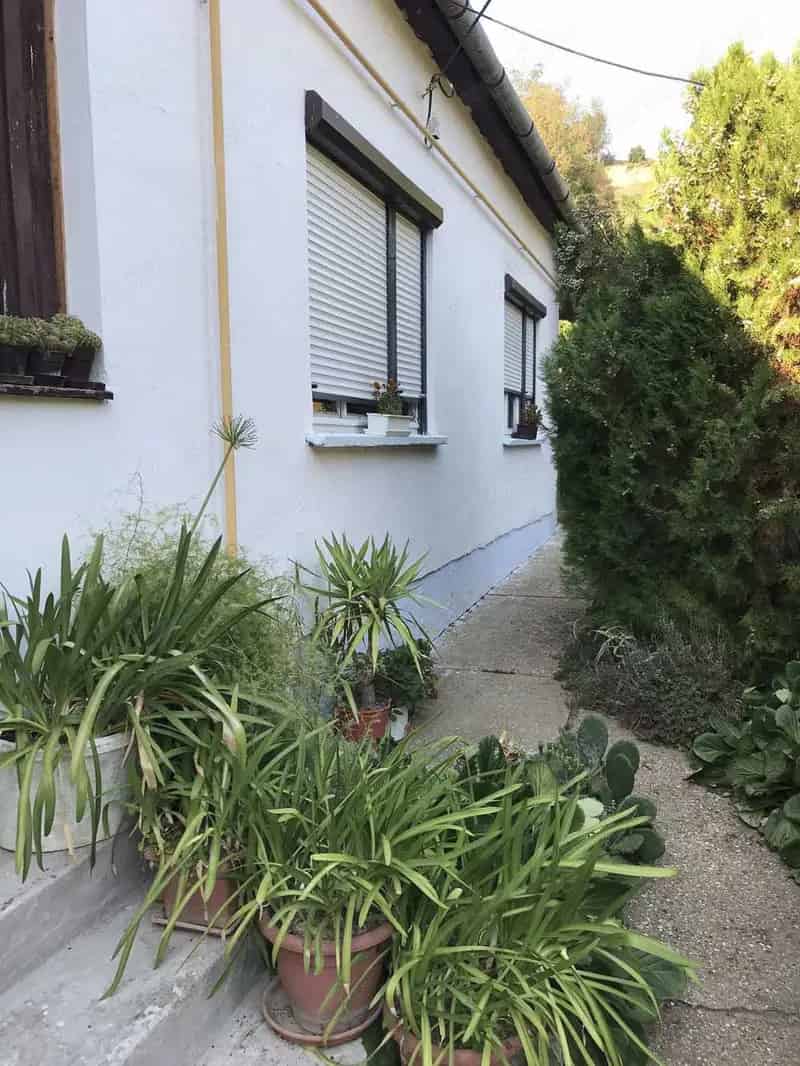 Tolna megye M

órágyon eladó gazdálkodásra alkalmas ingatlan