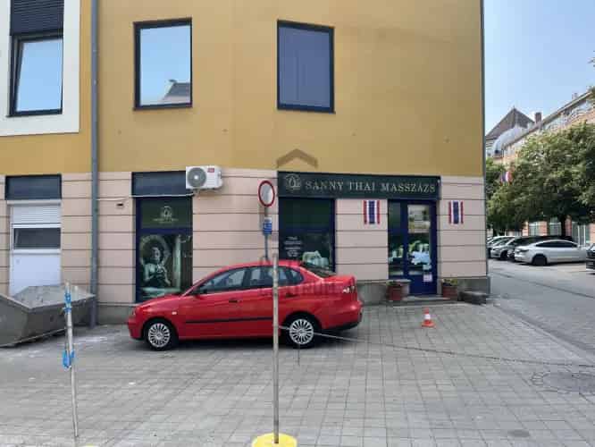 Pécsi üzlethelyiség eladó - Belvárosi, 46nm, utcai bejárat