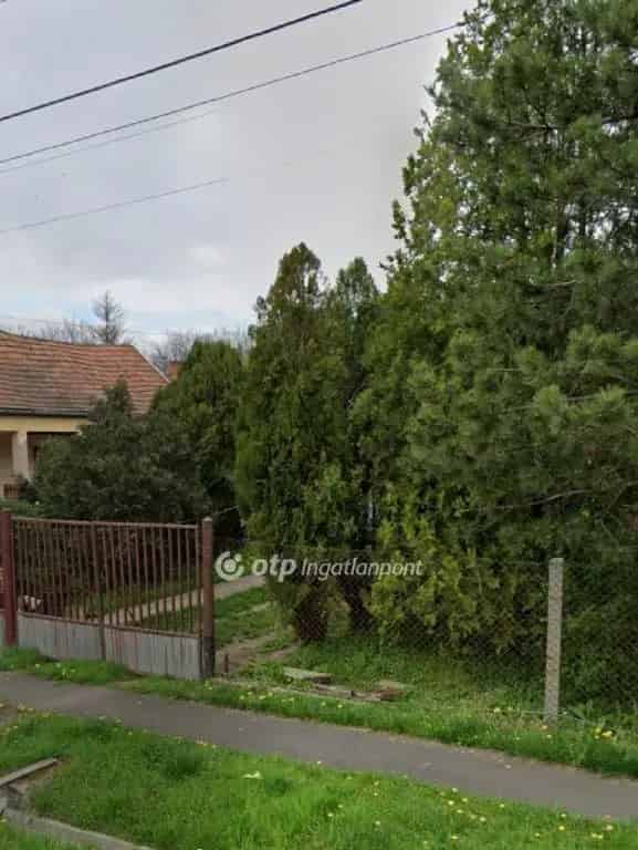2241 m2-es beépíthető telek eladó csendes utcában