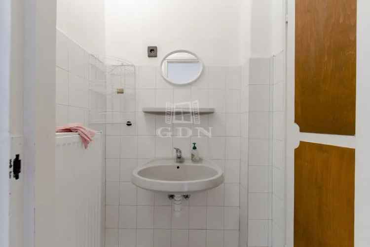 Családi ház Sashalomban kerttel eladó