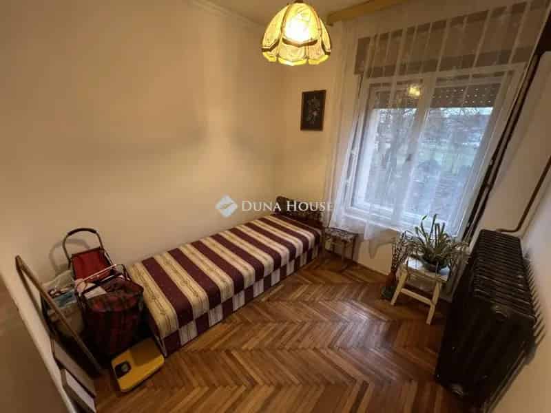 70 m2-es 3 szobás családi ház 1077 m2-es telken Székesfehérváron