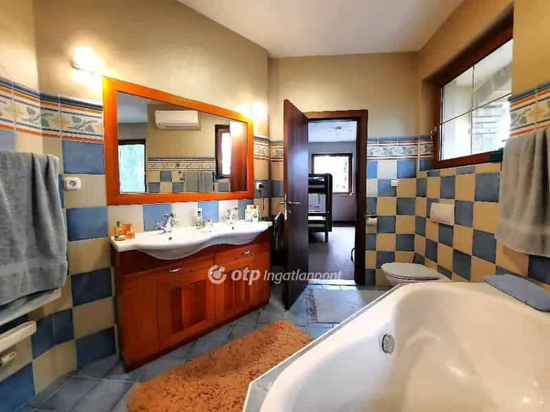 Siófoki családi ház eladó 280m2 2681m2 telekkel uszodával